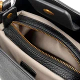 Cartera mediana color habano, de símil cuero, con doble asa de mano fija y correa bandolera regulable y desmontable. Tiene acceso abierto y dos compartimentos internos, uno de ellos con cierre.