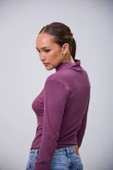 Polerita básica de manga larga color violeta, con cuello alto y tejido acanalado.