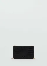 Billetera negra con textura símil cocodrilo, forro interior, logo en relieve, cierre metálico de imán y doble cadena dorada.