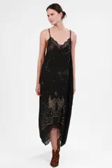 Vestido largo negro de seda con breteles finos y escote en V con puntilla. Estampado con motivos astrológicos dorados.