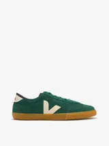 Zapatillas Veja modelo Volley, color verde con logo lateral en forma de "V" color crema y suela de goma color caramelo. Confeccionadas en gamuza y materiales sostenibles.