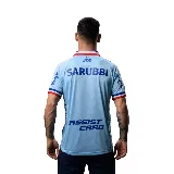 Camiseta de fútbol Umbro del Club Nacional de Football, modelo Away 3 temporada 2025. Diseño celeste con detalles en blanco, azul y rojo en cuello y mangas. Incluye logo de Umbro, escudo del club y sponsor Antel en el frente.