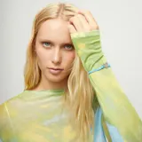 Pulsera ajustable con hilo elástico doble de color celeste/azul claro y un dije central de corazón plateado con acabado irregular. Incluye un cierre o tope metálico plateado liso.