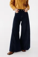 Pantalón de jean azul oscuro, de corte wide leg y tiro alto. Confeccionado en corderoy.