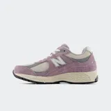 Championes New Balance 2002 color lila y gris, confeccionados en gamuza y malla, con entresuela ABZORB y suela N-ergy.
