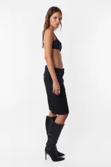 Bermuda de jean color gris claro, tiro bajo y corte ancho.