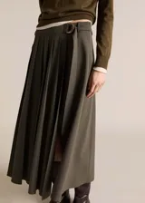 Falda midi color verde musgo, de corte evasé y diseño de tablas. Presenta abertura frontal, trabillas y cinturón con hebilla.