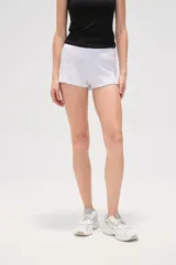 Short de algodón calado con estampado a rayas horizontales en tonos azul y blanco, corte ajustado.