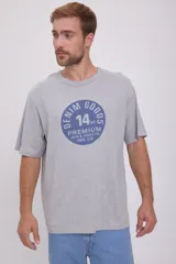Camiseta gris de manga corta y cuello redondo con estampa circular azul con texto "Denim Goods 14oz Premium Jack & Jones Co. Reg. T.M.".