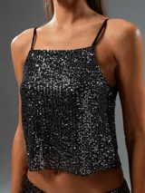 Top corto negro con lentejuelas y tirantes finos.
