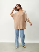 Remera color beige con escote en V y mangas cortas ranglán en color crema.