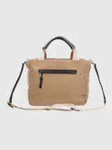 Bolso tote color beige con textura acanalada, doble asa de mano negra y correa de hombro ajustable con logo estampado.