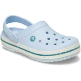 Zuecos Crocs Crocband™ color celeste con banda blanca y detalles de motas de colores.