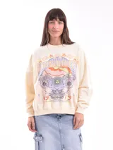Buzo color beige con estampado de flores y texto en blanco.