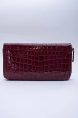 Billetera marrón con estampado de piel de serpiente, cierre perimetral, múltiples ranuras para tarjetas, documentos y billetes, y bolsillo interior con cierre para monedas.