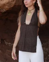 Collar con dije grande de bronce con forma de ostra y cordón de algodón ajustable color gris.