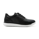 Championes deportivos negros de cuero sintético con perforaciones y cordones negros. Suela blanca con detalle de la marca Via Marte en el lateral.