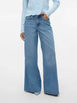 Pantalón de jean celeste de corte amplio y tiro alto, con lavado stonewash.