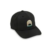 Gorra de béisbol negra con parche bordado en el frente que representa un paisaje con el sol naciente sobre el mar.
