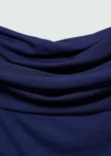 Camiseta azul marino de hombros descubiertos con cuello escotado, diseño entallado y mangas largas.