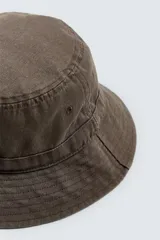 Sombrero tipo bucket azul marino de algodón con efecto lavado y ala ancha con pespuntes.