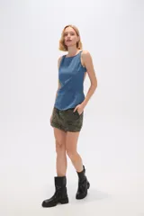 Minifalda de jean con estampado de camuflaje, tiro alto, bolsillos delanteros y traseros.