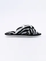 Pantuflas de piel sintética con estampado de cebra en blanco y negro.