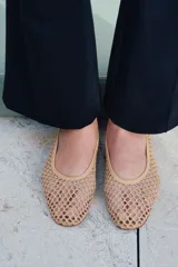 Ballerinas color beige con diseño trenzado, punta redonda y suela plana.