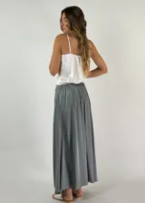 Falda larga negra de corte evasé, confeccionada en viscosa y seda.