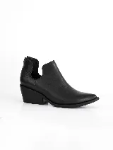 Botín negro de cuero vacuno con punta fina, taco cuadrado y detalle de tachas plateadas en el borde de la suela.