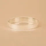 Pulsera rígida de plata 925 con forma de cinta plana.