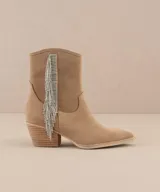 Bota texana corta color beige, de gamuza, con taco cuadrado y detalle de flecos de strass en el lateral.