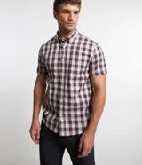 Camisa masculina de manga corta con cuello inglés y abotonado delantero. Estampada con diseño de cuadros en tonos borgoña, gris y blanco.