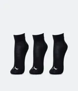Pack de tres pares de medias cortas deportivas Puma, en color negro, blanco y gris.