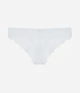 Conjunto de lencería blanco de encaje floral, compuesto por un corpiño con aro y una bombacha tipo bikini.