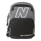 Mochila pequeña de diseño moderno en tonos grises y negros, con bolsillo principal con cremallera y cuerda ajustable.