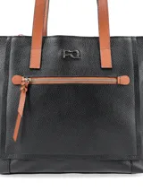 Cartera shopper de cuero vacuno color negro con detalles en marrón. Tiene logo metálico de la marca, doble asa de hombro y bolsillo frontal con cierre.