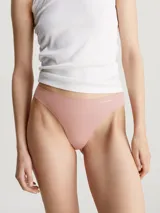 Bombachas clásicas de la colección Invisible, con bordes sin costuras cortados a láser, diseño de talle medio y logo de Calvin Klein estampado.