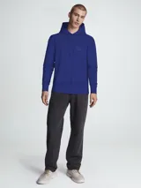 Buzo azul con capucha y cordones ajustables, de corte clásico y logo de Calvin Klein bordado en el pecho.