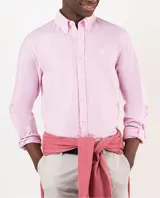 Camisa de hombre oxford color rosa, con corte regular fit, cuello button-down y tejido ligero de algodón orgánico y reciclado.