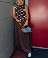 Top sin mangas con cuello redondo y diseño ajustado con frunces elásticos a cuadros rojos y blancos.