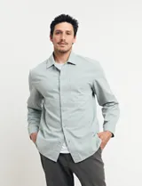 Sobrecamisa verde de manga larga con cuello camisero, cierre frontal con botones y bolsillo de parche en el pecho.