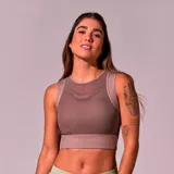 Top deportivo color marrón con espalda deportiva y paneles de malla.
