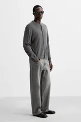 Mocasín negro de piel con construcción desestructurada y suela fina.