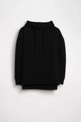 Canguro negro con capucha y cordones ajustables, de manga larga y corte holgado. Presenta un estampado abstracto en tonos claros en la parte delantera.