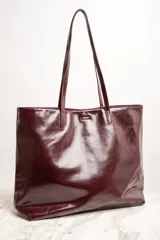 Bolso tipo tote grande color bordó, de cuero vegano, con doble asa corta.