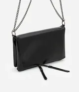 Cartera transversal mediana de poliuretano color negro, con cierre por imán, separadores con cremallera y asa de cadena.