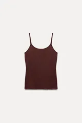 Camiseta ajustada color marrón, confeccionada en tejido con mezcla de poliamida, con escote redondo y tirantes finos.
