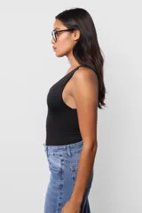 Body negro de microfibra ajustado al cuerpo con escote en V, broches snap en la entrepierna y elástico interno en el contorno de tiro.