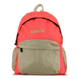 Mochila Diadora de estilo escolar, color naranja neón con bolsillo frontal y detalles en beige. Presenta el logo de Diadora en color dorado en la parte superior.